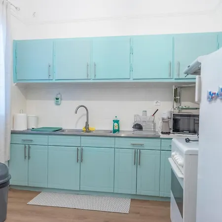 5 Steps From The Sea *