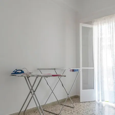 5 Steps From The Sea *