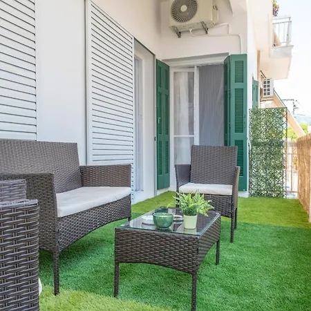 5 Steps From The Sea *