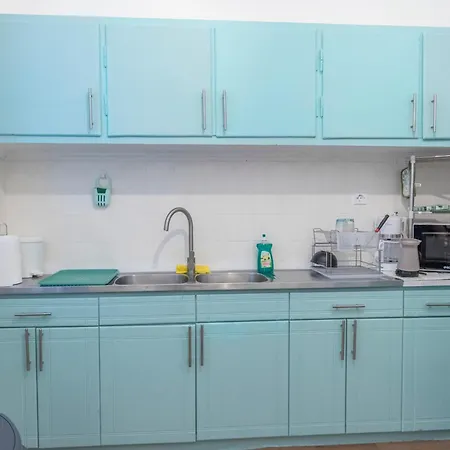 5 Steps From The Sea *