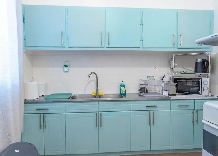 5 Steps From The Sea *